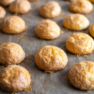 Hartige soesjes (gougères) op de bakplaat