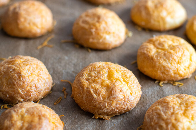 Hartige soesjes (gougères) op de bakplaat