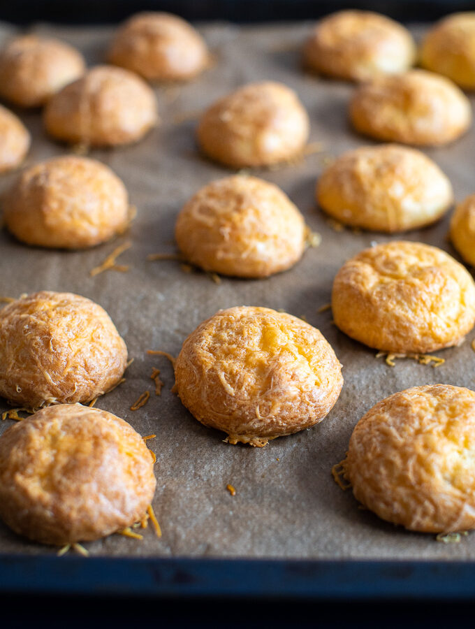 Hartige soesjes (gougères) op de bakplaat