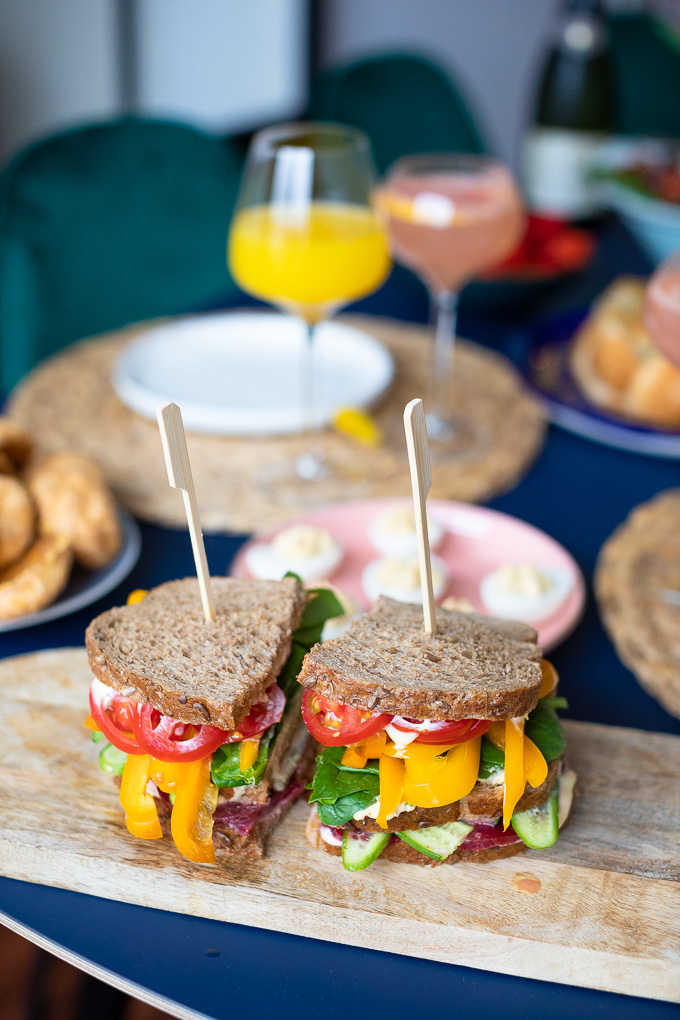 Regenboog sandwiches met groente en hummus - op de brunchtafel!