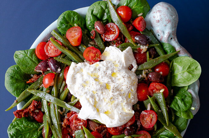 Snijbonensalade met tomaat in een mooie serveerschaal