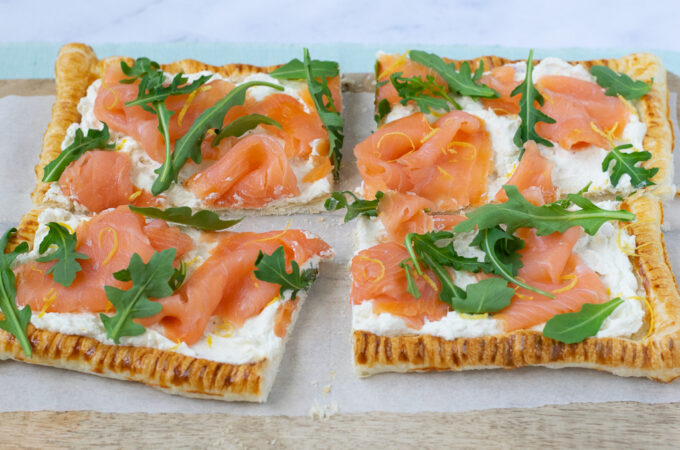 Plaattaart met citroenricotta en gerookte zalm